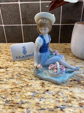 Lladro Porcelain Figurine "Girl with Wild Flowers" / Flower Basket #1287